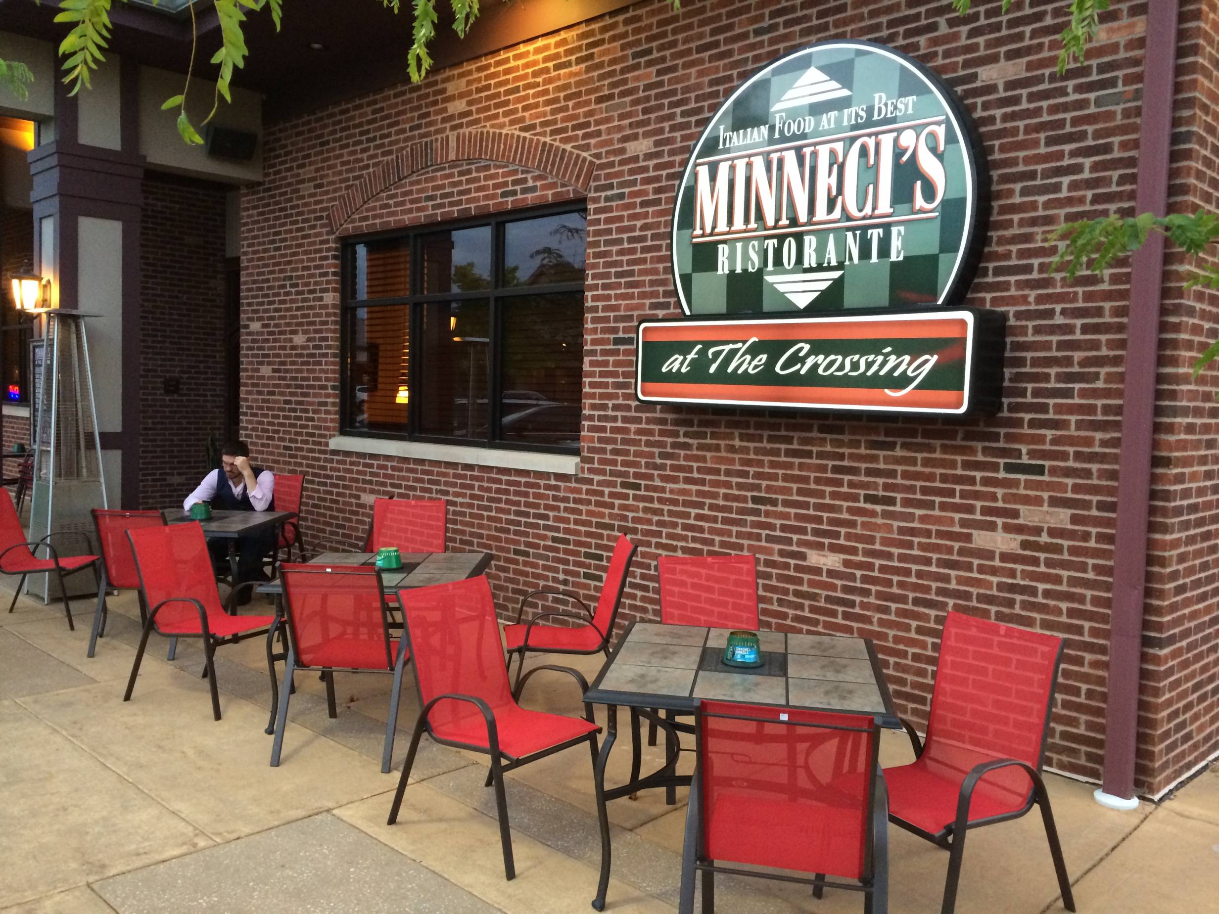 Minneci’s adds outdoor seating