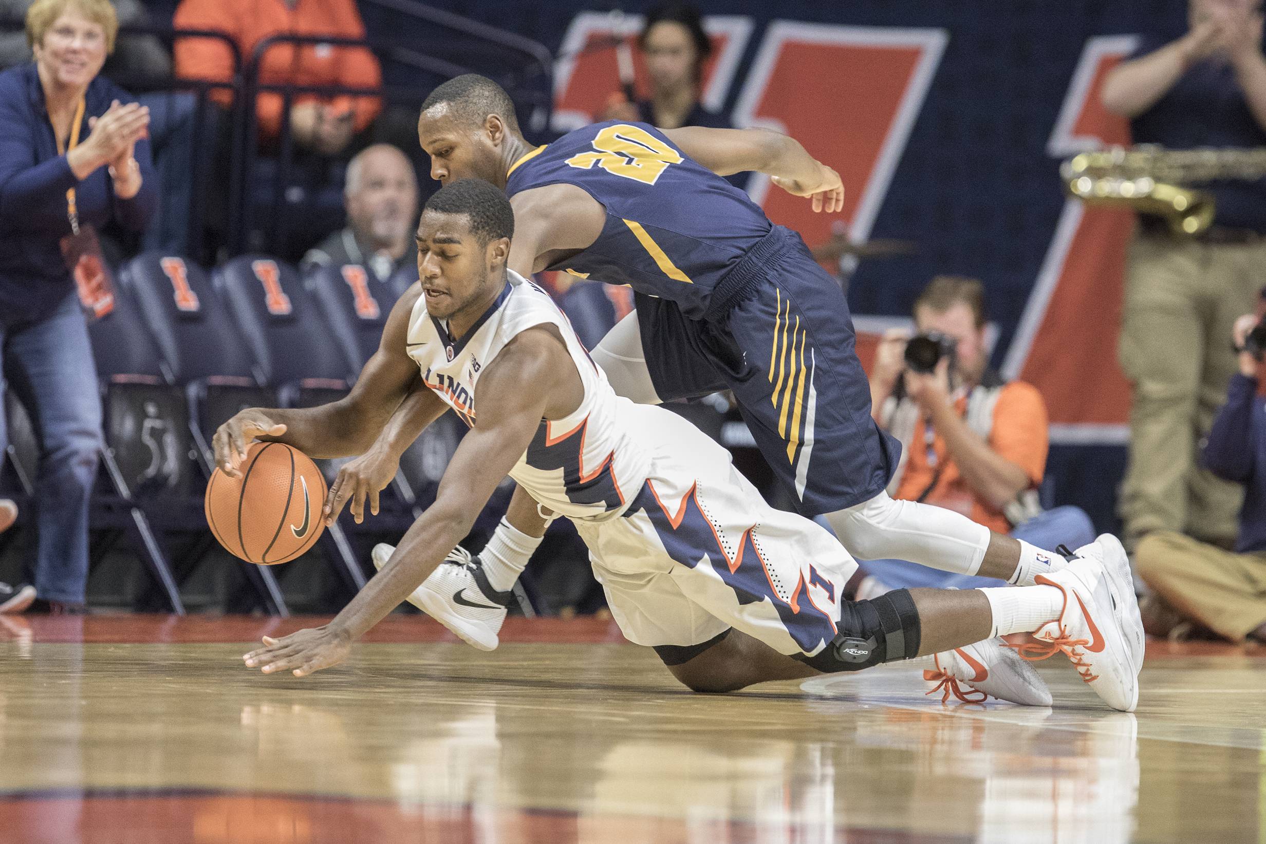 Illini stay perfect ahead of first test