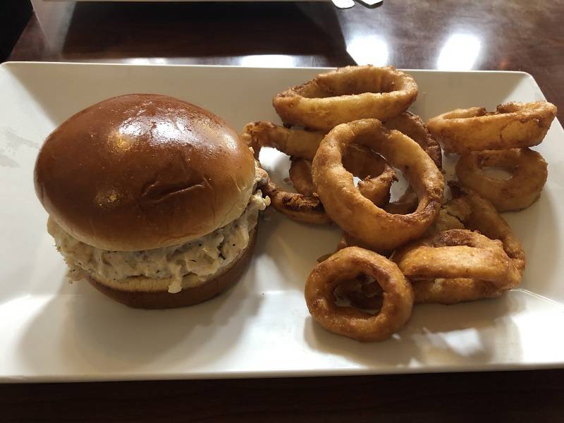 ET’s Downtown serves classic American fare