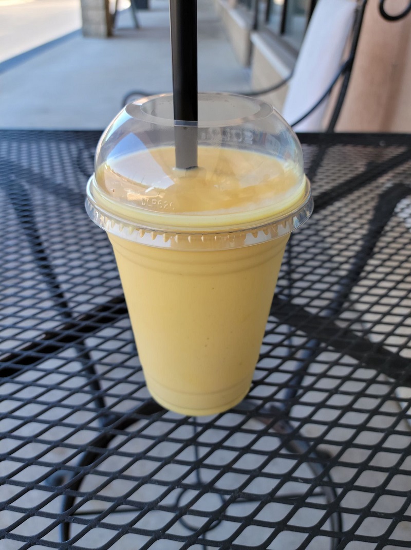 A mango smoothie on an outdoor table at El Oasis. Photo by Matthew Macomber.