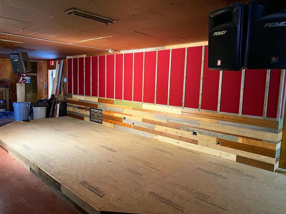 These before and after photos of the Rose Bowl Tavern stage are pretty cool