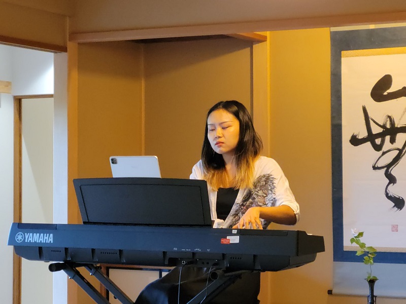 Yarong Rachel Guan playing a Yamaha electronic keyboard. Photo by Matthew Macomber.