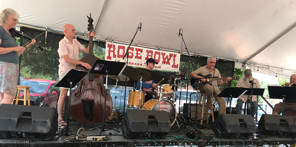 6 members of Robin and the Toad performing onstage at Rose Bowl Tavern underneath the tent on the patio.