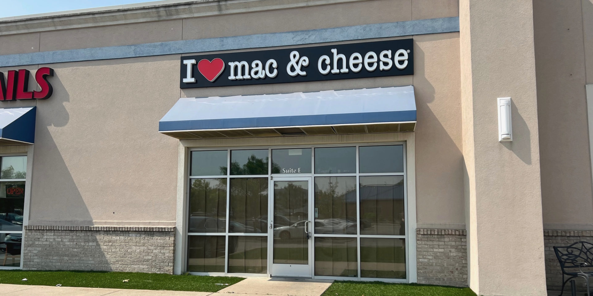 The exterior of I Heart Mac & Cheese in Urbana. Photo by Alyssa Buckley.