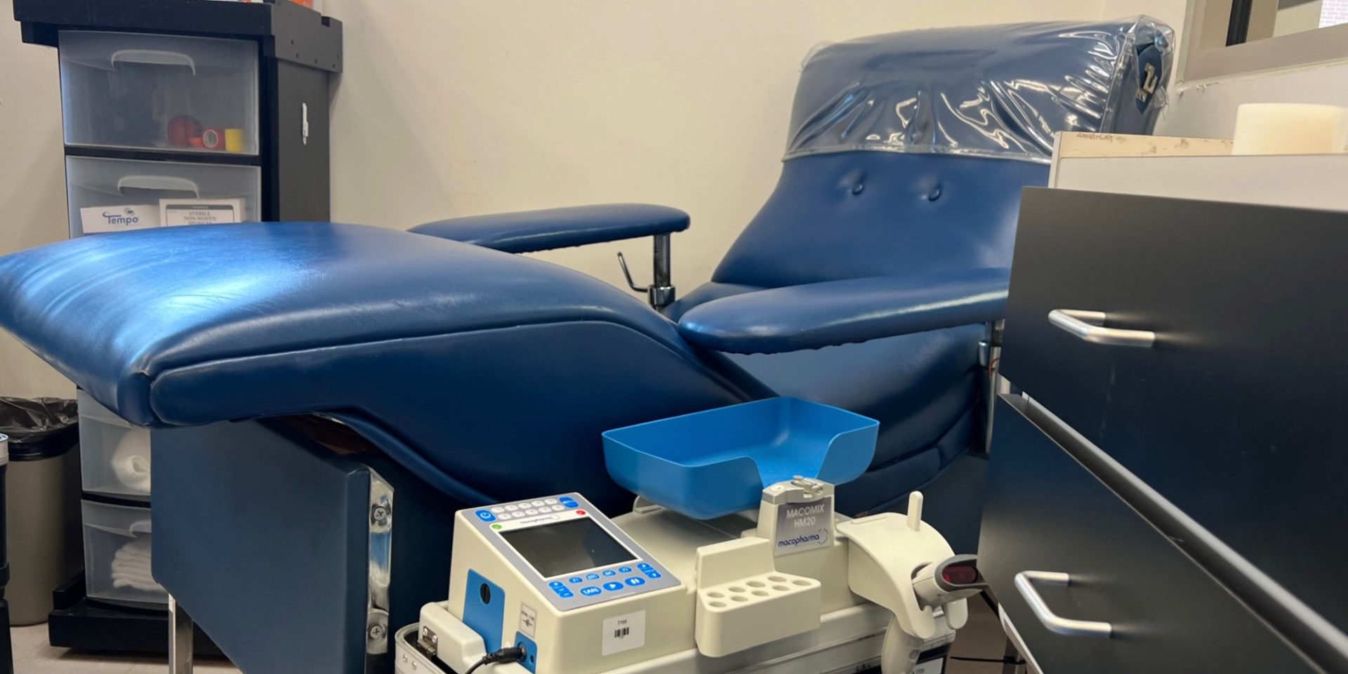 A blue medical chair with no patient before a blood donation.