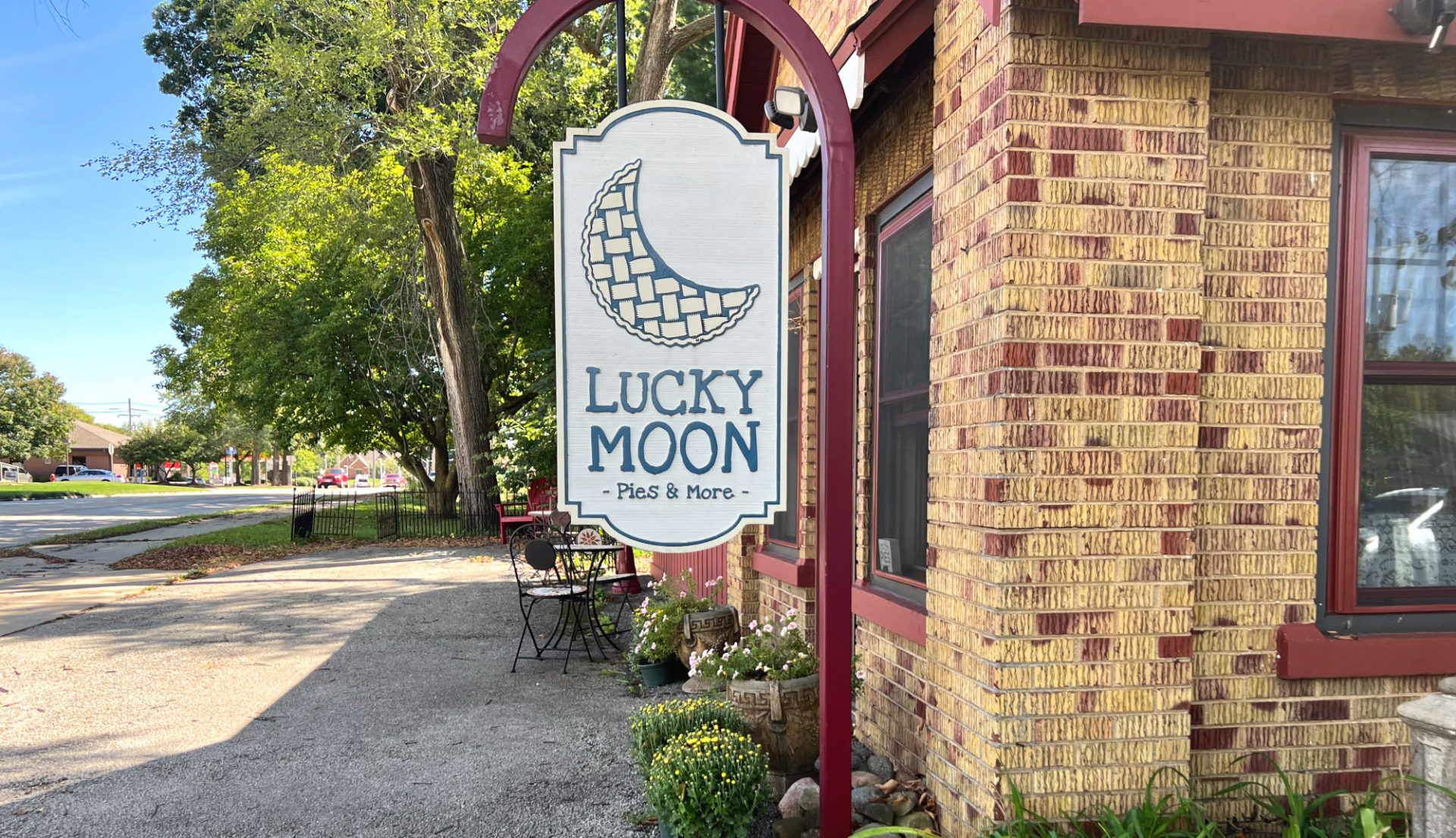 The exterior of Lucky Moon Pies and More in Mahomet.